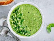 Рецепта Зелено гаспачо - студена супа с авокадо, краставица, чесън, босилек и орехи